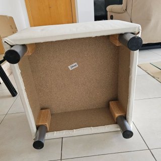 Puf blanco con patas metálicas