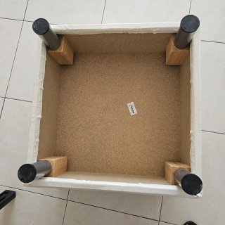 Puf blanco con patas metálicas