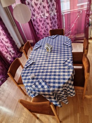 Mesa de comedor azul y marrón