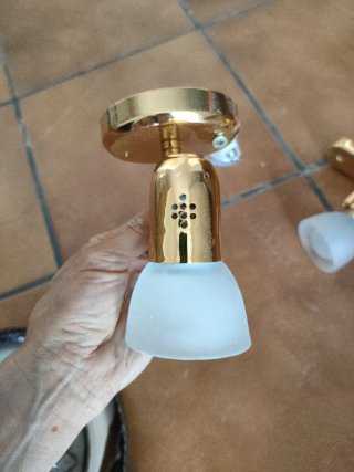 Focos dirigibles dorados
