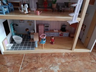 Casita de muñecas con accesorios