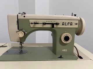 Maquina de coser Alfa, mueble Vintage Flores Beige