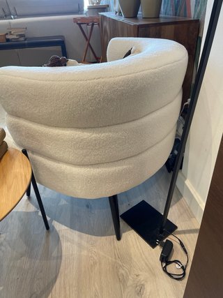 Sillón auxiliar blanco con patas negras