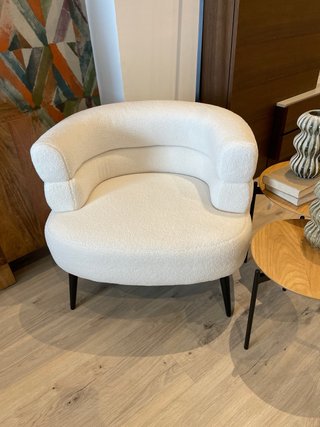 Sillón auxiliar blanco con patas negras