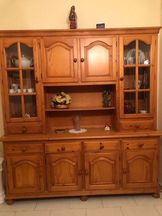 Mueble de madera provenzal con vitrinas
