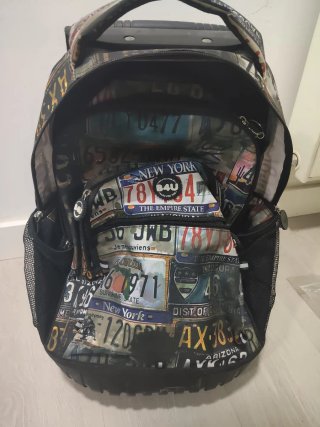 Mochila con estampado de matrículas