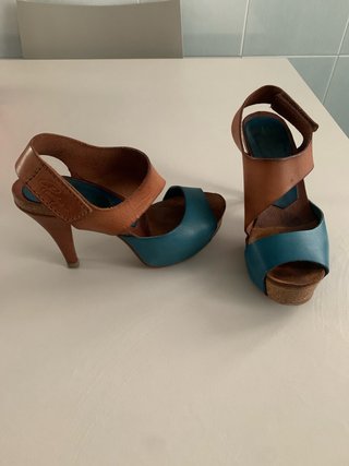 Sandalias de cuero marrón y azul