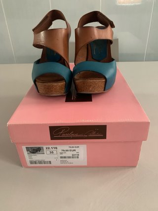 Sandalias de cuero marrón y azul