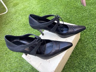 Zapatos de tacón Acosta negros