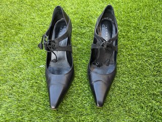 Zapatos de tacón Acosta negros