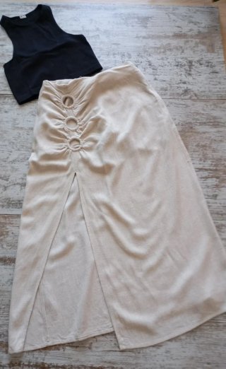 Falda midi Stradivarius beige con anillos