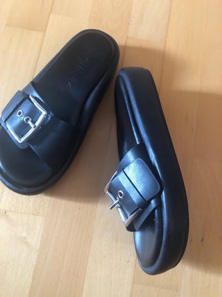 Chanclas Mango negras con hebilla