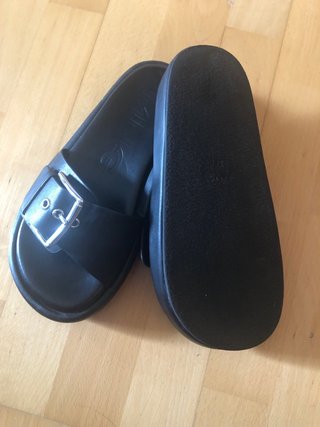 Chanclas Mango negras con hebilla