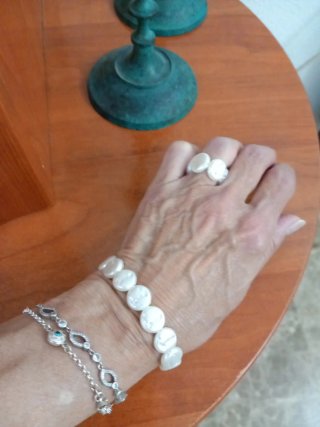 Pulsera Perlas Barrocas acrílicas  planas.