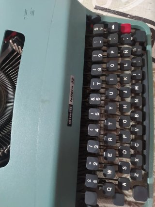 Máquina de escribir Olivetti Lettera 32