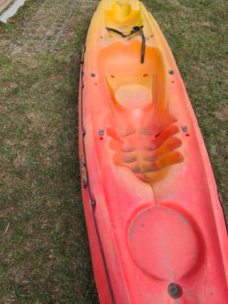 Piragua autovaciable naranja y amarilla