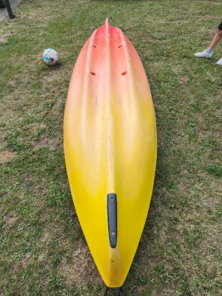Piragua autovaciable naranja y amarilla