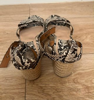 Sandalias de cuña con estampado de serpiente