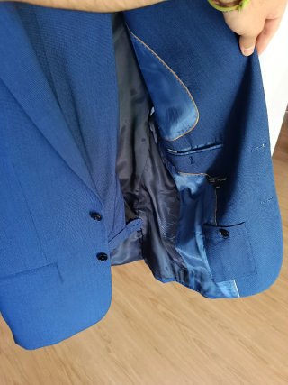 Traje azul en estado impoluto.