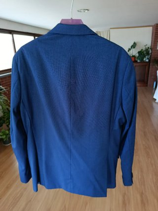 Traje azul en estado impoluto.