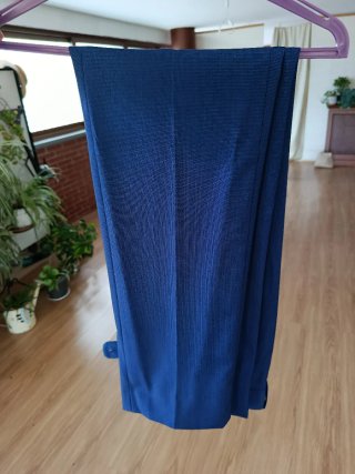 Traje azul en estado impoluto.