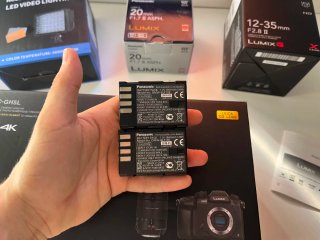 Panasonic Lumix GH5 + Batería + Objetivos + Flash