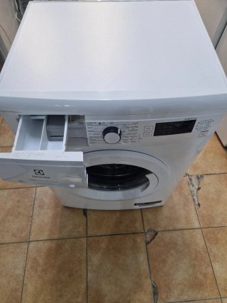 Lavadora carga frontal marca Electrolux 7 kg 1200.