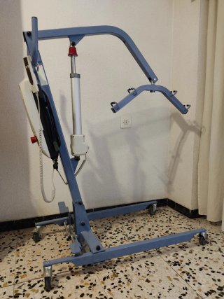 Grúa Blue Flayer Tender para personas mayores.