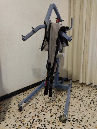 Grúa Blue Flayer Tender para personas mayores.