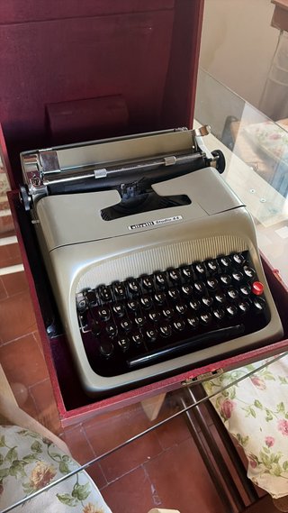 Máquina de escribir Olivetti Studio 44