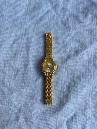 Reloj de pulsera dorado para mujer