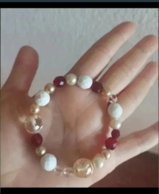 Pulsera elástica con bolas blancas y rojas