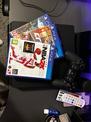 PS4 (PlayStation 4) con controller e giochi