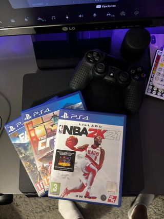 PS4 (PlayStation 4) con controller e giochi