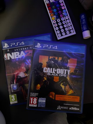 PS4 (PlayStation 4) con controller e giochi