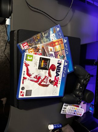PS4 (PlayStation 4) con controller e giochi