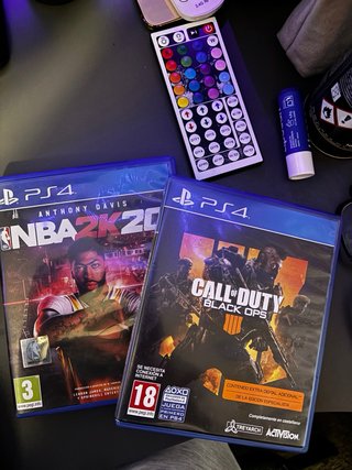 PS4 (PlayStation 4) con controller e giochi