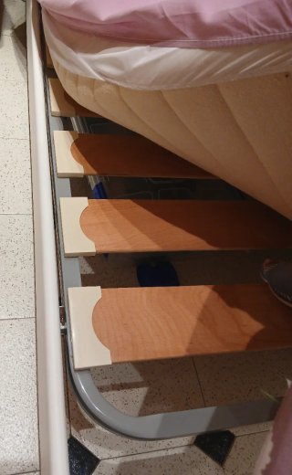 Estructura cama de madera con somier y colchón