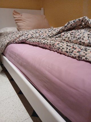 Estructura cama de madera con somier y colchón