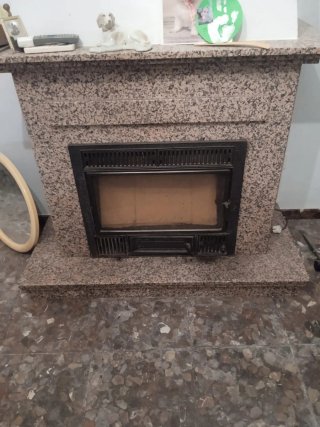 Chimenea de piedra y metal