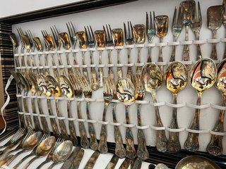 Juego de cubiertos de plata