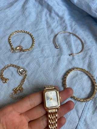 Reloj y pulseras doradas