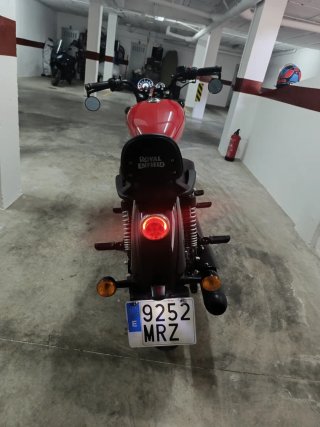 Royal Enfield Meteor 350 Roja y Negra