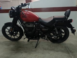 Royal Enfield Meteor 350 Roja y Negra