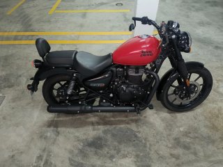 Royal Enfield Meteor 350 Roja y Negra