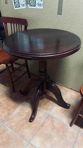 Sillas de madera y mesa auxiliar caoba
