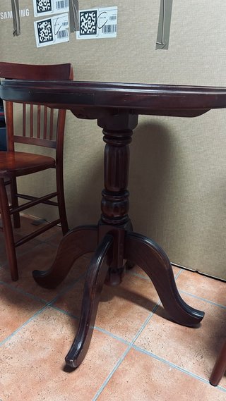 Sillas de madera y mesa auxiliar caoba