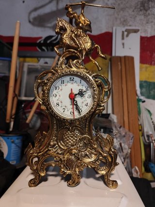 Reloj de cobre con figura ecuestre