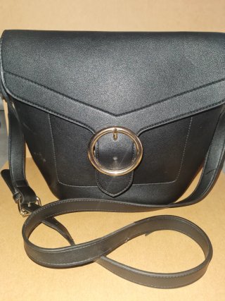 Bolso negro con hebilla dorada Sin marca