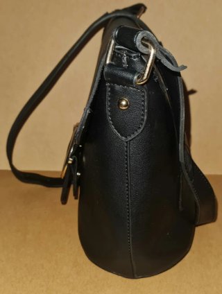 Bolso negro con hebilla dorada Sin marca